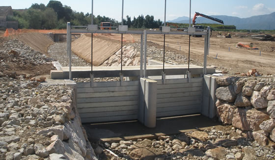 compuerta riego agua